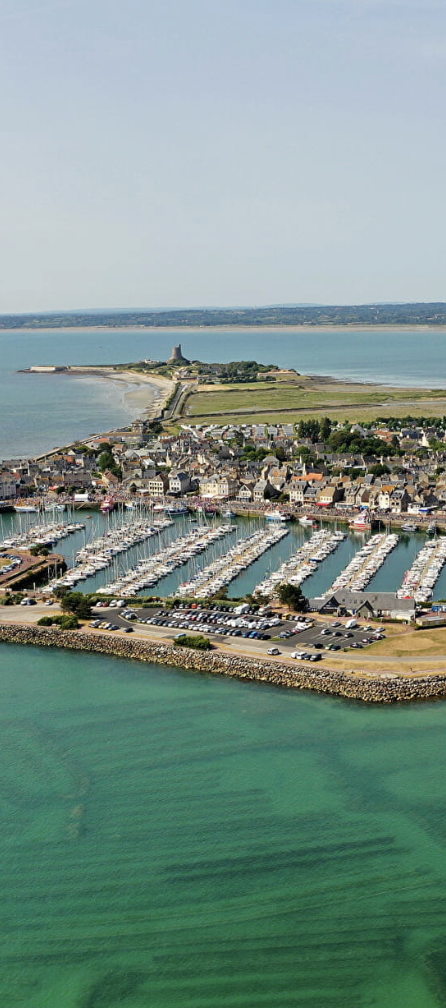Vue aérienne du port de Saint-Vaast-la-Hougue, gardiennage de bateaux en Normandie